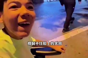巴萨夺冠巡游，伯纳尔把球衣送给了一位残疾小球迷！