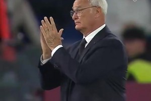 壮观！上万罗马球迷一齐举牌造就巨幅致敬tifo，老帅拉涅利动容