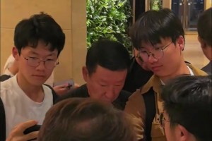 泰山队已抵达青岛，主帅崔康熙在下榻酒店受到铁杆球迷的热烈追捧