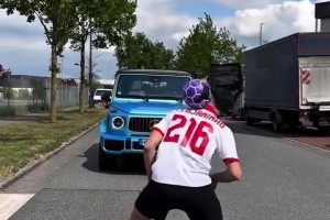 足球网红冲出道路截停C罗，C罗不作计较反向对方赠礼