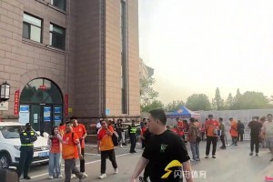 反客为主！足协杯齐鲁德比即将上演，场外已成“橙色海洋”