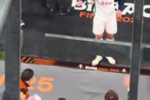 赛后孙兴慜找看台韩国球迷要了韩国国旗，身披韩国国旗庆祝夺冠！