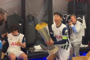 10年白衣终捧杯！32岁孙兴慜夺热刺生涯首冠，赛后更衣室疯狂庆祝