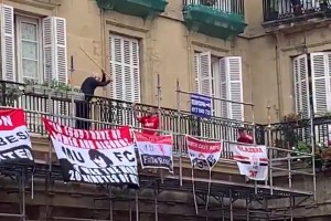 有点越界了！曼联球迷将球迷旗帜挂在居民楼阳台惹众怒