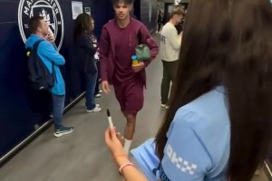 这件球衣会值多少钱？美女网红找曼城众将签名的球衣！
