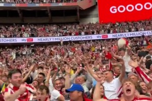 足球的魅力！当19岁小将沃森绝杀球那一刻，桑德兰球迷彻底疯狂