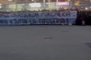 米兰球迷继续在圣西罗球场外抗议！