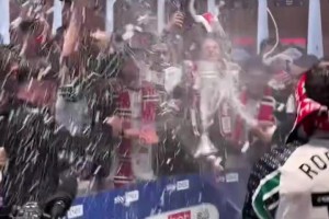 时隔8年重回英超！桑德兰社媒发布视频，球员更衣室内疯狂庆祝