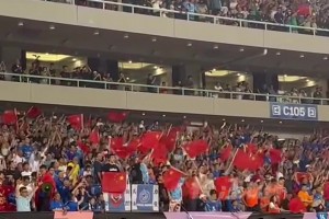 江城玫瑰捧起冠军奖杯，全场飘扬中国红！观众高唱《歌唱祖国》