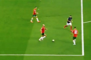 太凶悍了！那天姆巴佩钻到被窝里，满脑子都是这个光头的身影！