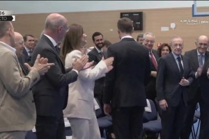 主教练阿隆索来皇马的第一个演讲赢得了全场起立鼓掌！