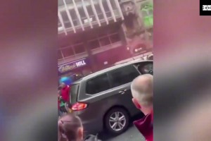 这得被揍成什么样！最佳视角看利物浦游行车祸事件！太恐怖了！