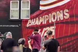 已是传奇！利物浦：那一刻，他的眼中倒映着整座安菲尔德！