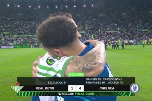 圆神无缘冠军！赛后桑乔拥抱安慰安东尼！