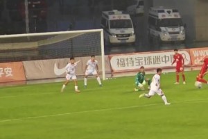 真黑！球迷现场实拍越南U16后卫“扑救”国少射门，主裁无表示