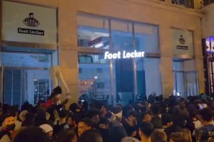真假球迷？巴黎球迷在当地焚烧汽车并抢劫商店，庆祝球队赢得欧冠