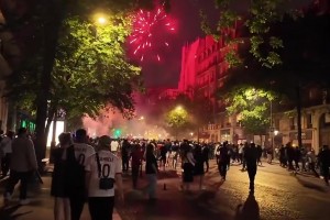 网友去巴黎旅行刚好碰上夺冠，整个国家陷入狂欢！