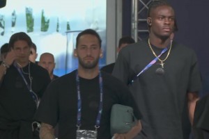 巅峰对决一触即发！国米众将抵达安联球场！