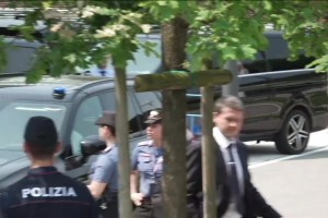 国米返回米兰城，现场十分冷清，球迷也没来几个