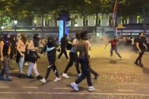 庆祝过度！巴黎极端球迷袭警致香榭丽舍大街一片混乱