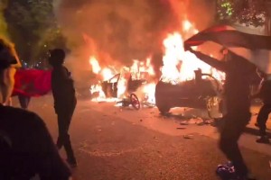 太狂热了！巴黎球迷街头庆祝直接烧车