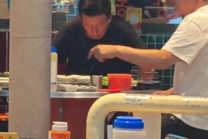 缘分呐！间歇期泰山队球迷在领秀城偶遇崔康熙吃烤肉