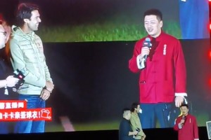 张雪峰真的是忠实的米兰球迷，送卡卡中国元素礼物，教他说我爱你