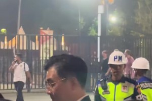 国足何去何从？足协主席宋凯赛后被拍到面无表情离开球场