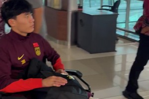 博主：胡荷韬坐轮椅回国，可能是十字韧带的问题