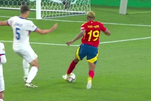 西班牙5-1打花法国！亚马尔小角度捅射得手梅开二度！