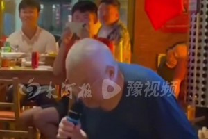 国足再次梦碎！老球迷拄拐痛心感叹:我可能看不到下一届世界杯了