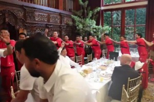 战胜国足晋级附加赛！印尼总统在家里宴请印尼男足，一起狂欢跳舞