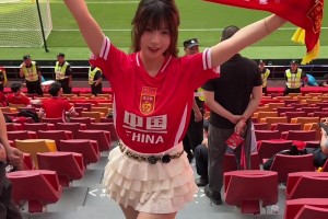 美女球迷现场为国足加油助威