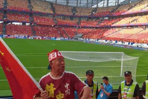 大连王大爷为国足加油助威也是精神十足
