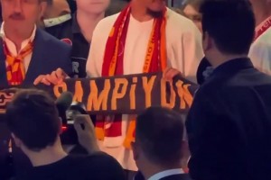 人气十足！萨内抵达土耳其，当地球迷热烈欢迎！