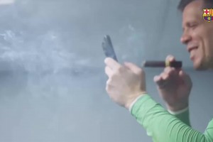 曾因吸烟被教练赶出球队的他，如今助力巴萨拿下三冠王！