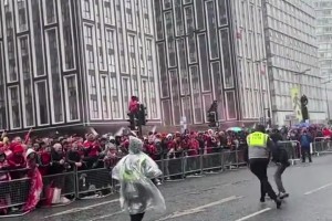 网友：在这座足球之城，不会防守你怎么当保安？