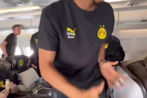 一起UNO！多特前往世俱杯飞机上的游戏时间！贝林融入的很快啊！
