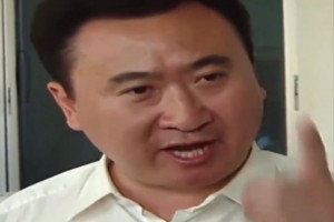 霸气！王老板当年在万达更衣室布置战术：坚持压迫式打法