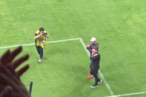 实拍：亚泰主帅苏亚雷斯赛后谢场，工体再现经典“农夫三拳”