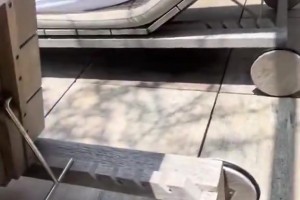美女球迷找德保罗签名，正在晒日光浴的德保罗差点没睁开眼睛