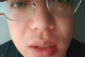 博主：江苏卫视你有X吧！叫何涛来恶心我们，整个江苏脸都被丢尽