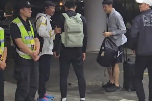 邵佳一杨智遇到区楚良，猜猜三位前国脚会聊啥？