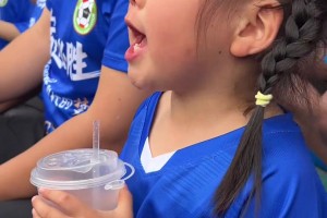 得此球迷，多么荣幸！“小孩姐”为苏超宿迁队加油