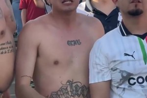 是真爱！现场球迷看到拉莫斯世俱杯破门激动的坐在地上痛哭流涕！