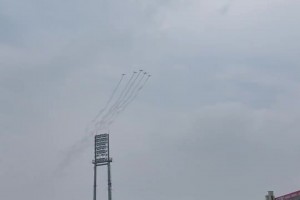 又美又飒！“苏超”扬州主场飞机编队领航飞手是位00后女孩