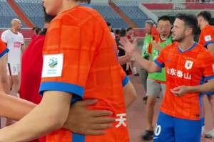 虽然场上有一些小插曲，但赛后泽卡还是与蓉城球员进行了友好交流