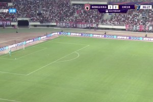 这画面…奥斯卡遭到陕西三名大汉持续紧逼，无奈退守角旗杆后被断