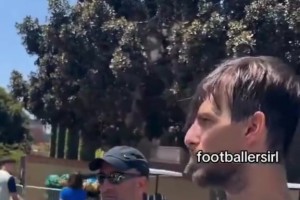 身穿巴黎球衣的球迷当众嘲笑阿切尔比后，意大利后卫表示无法接受