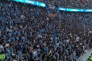 不愧魔鬼主场，实拍：梭鱼湾大连球迷气场强力压制远征国安球迷
